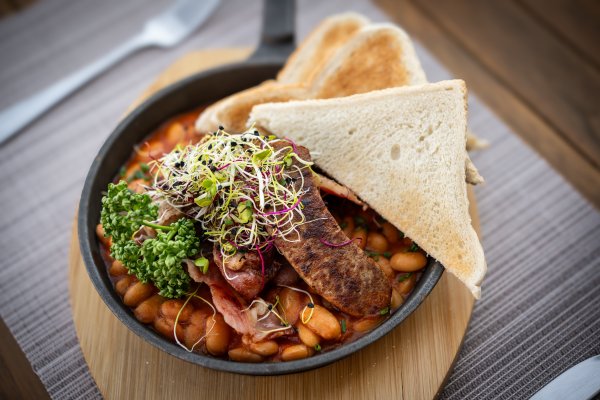 Der herzhafte Brunch-Klassiker «Bud Spencer»: gebratener Speck und grobe Schweinsbratwurst-Stücke aus der Region in einer Baked-Beans-Tomatensauce. 
