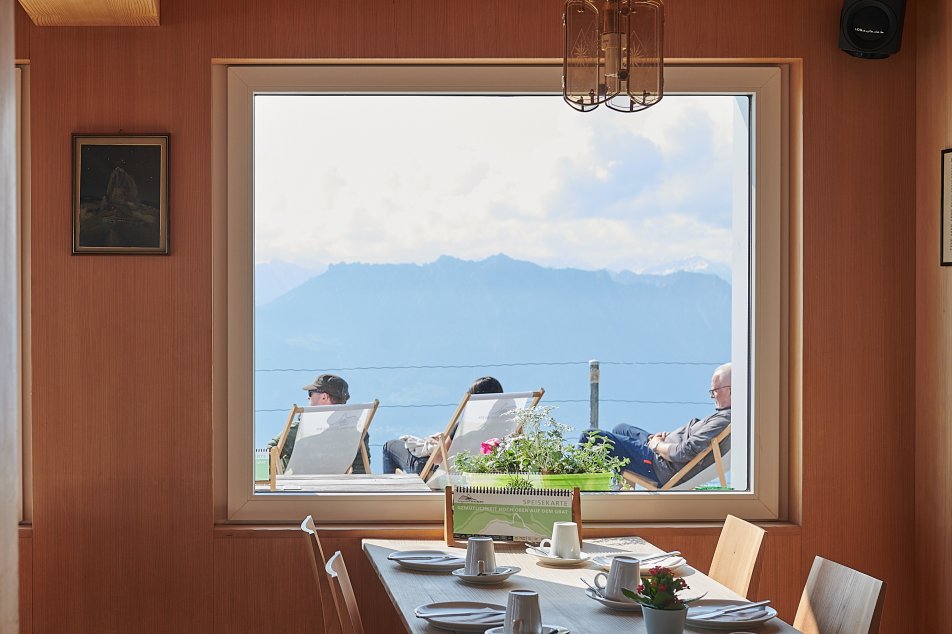 Fenstersicht in die Berge im Berggasthaus Staubern