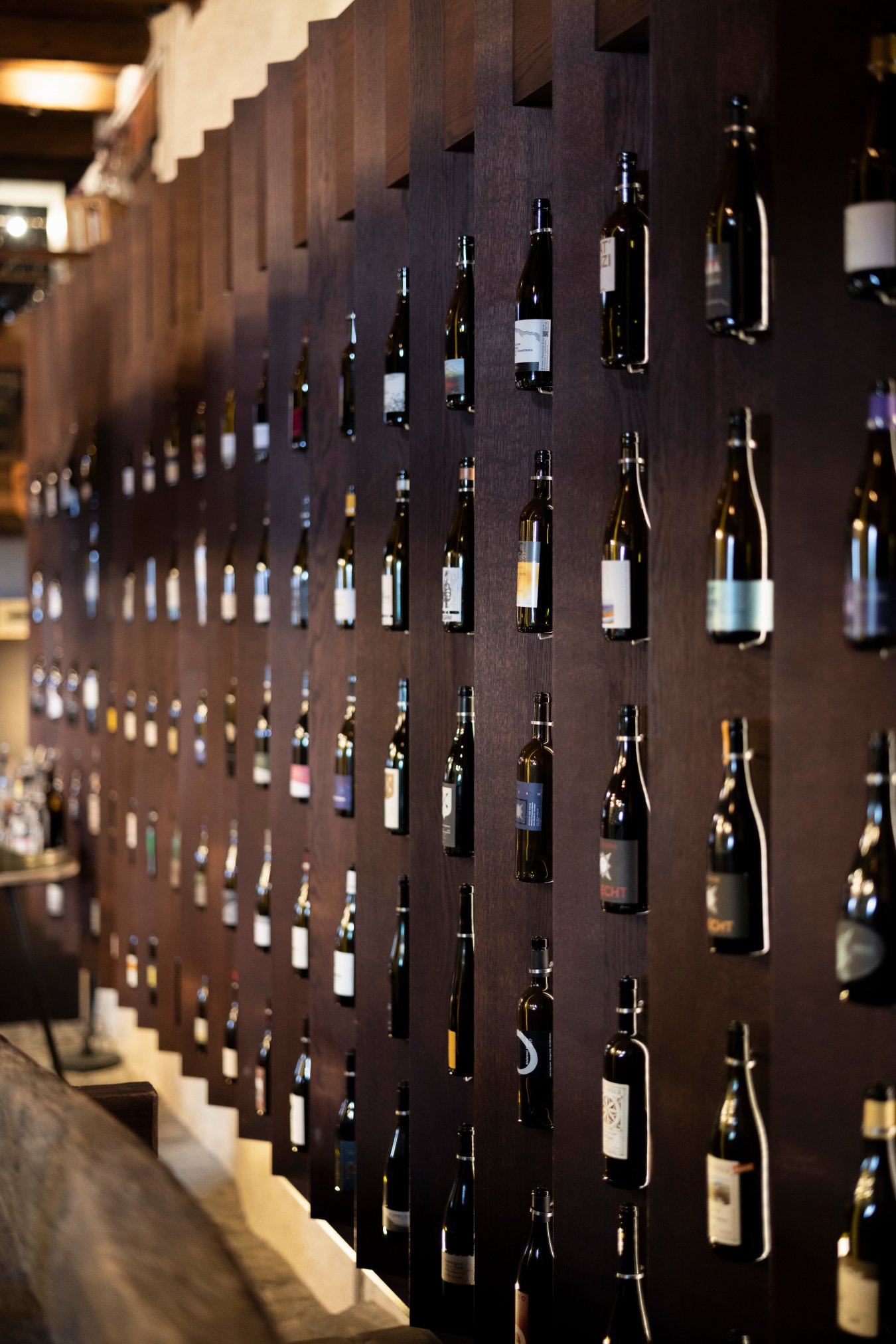 Weinregal mit Flaschen im restaurant alten torkel