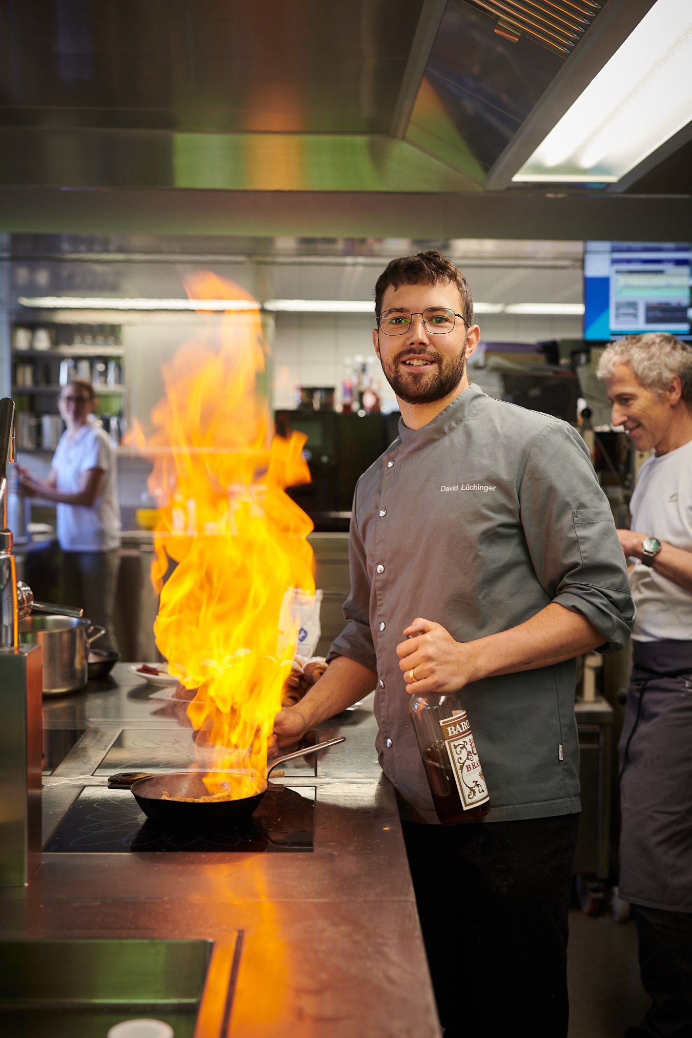David Lüchinger beim Flambieren im Berggasthaus Staubern