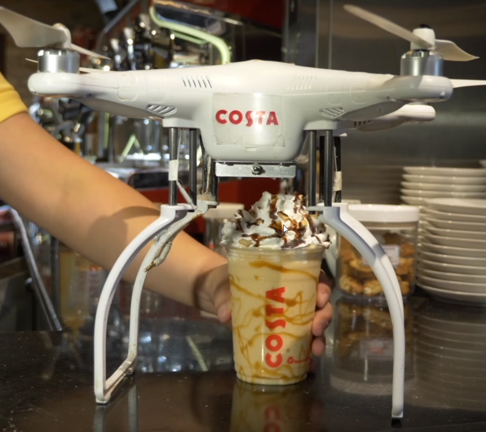 Drohne-liefert-Kaffeebecher-Costa-Coffee
