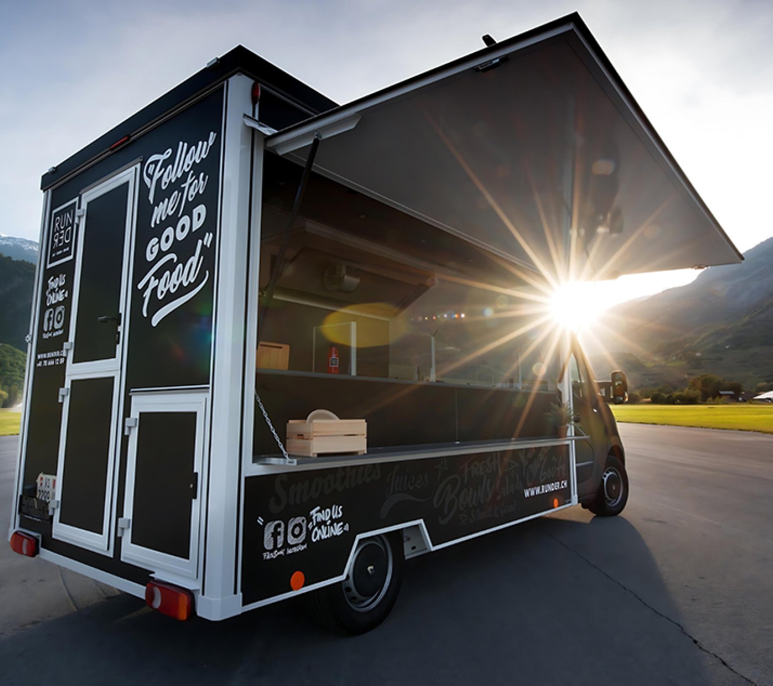 runder foodtruck im Sonnenlicht