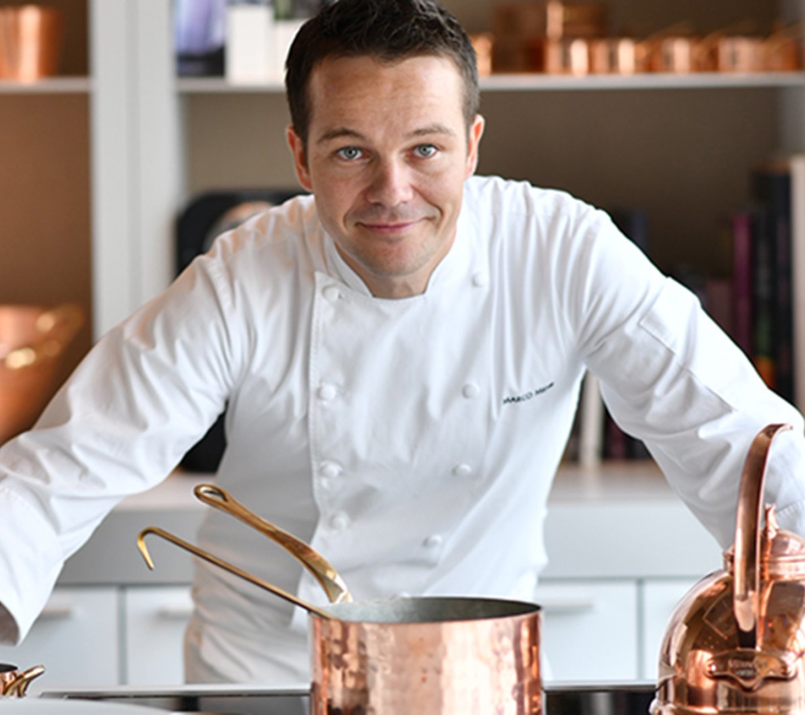 Marco Mehr Portrait in Küche mit Kupferpfannen