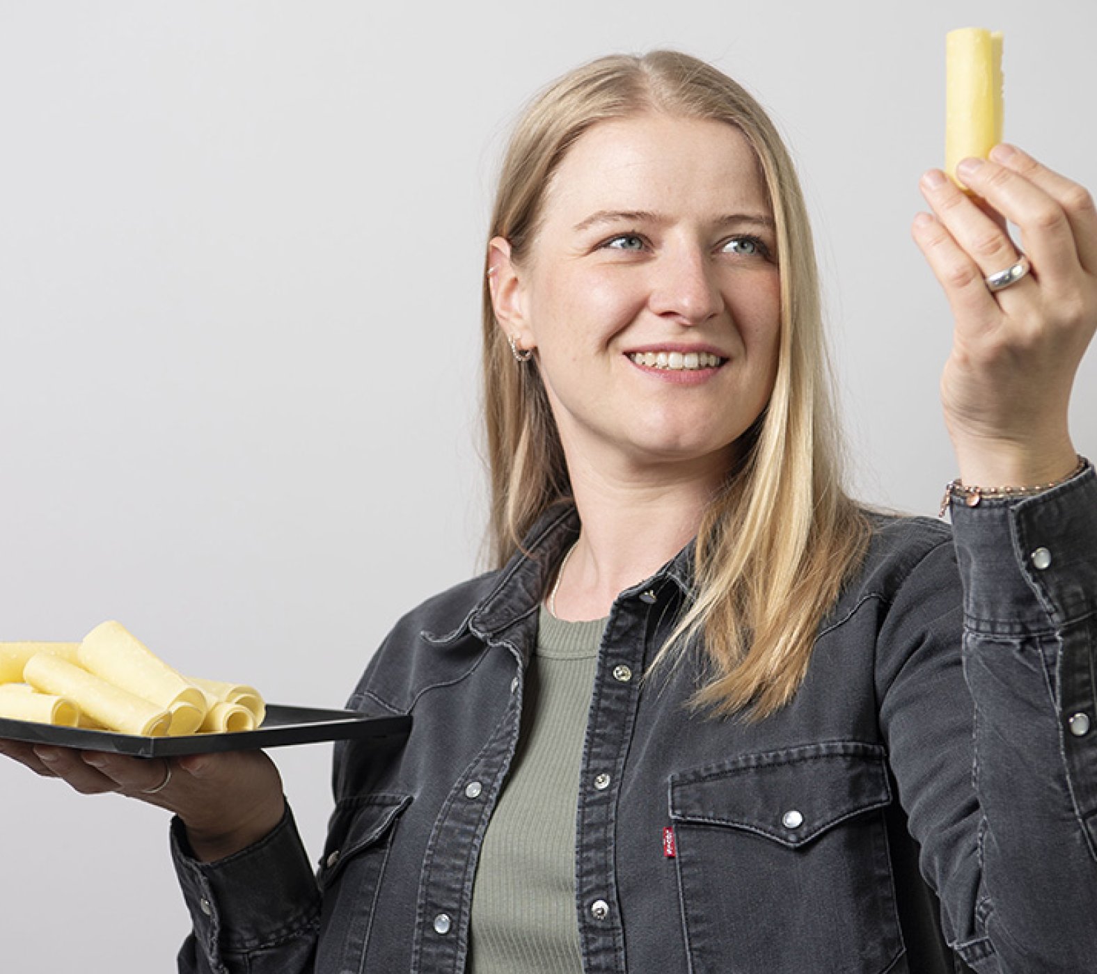 blog kaesebuffet barbara vogel mit kaese in der hand