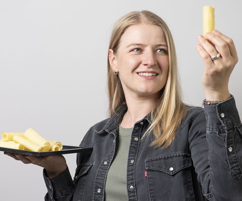 blog kaesebuffet barbara vogel mit kaese in der hand